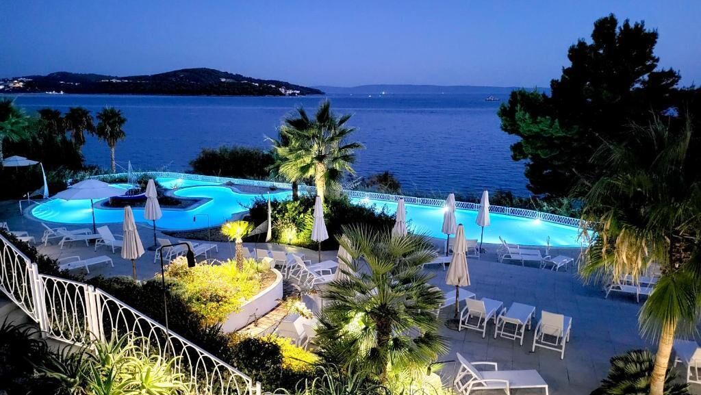 Seasonal outdoor pool, open 9:00 AM to 7:00 PM, pool umbrellas