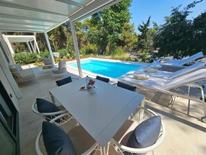 Villa exclusiva, 3 habitaciones, patio, vistas a la piscina | Piscina | Una piscina al aire libre de temporada (de 09:00 a 19:00), sombrillas