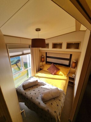 WiFi, bed sheets - Unwind in our stunning premium waterside retreat. Full wraparound decking (Humberston)