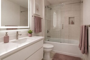 Superior-Zimmer | Badezimmer | Kostenlose Toilettenartikel, Haartrockner, Handtücher, Seife