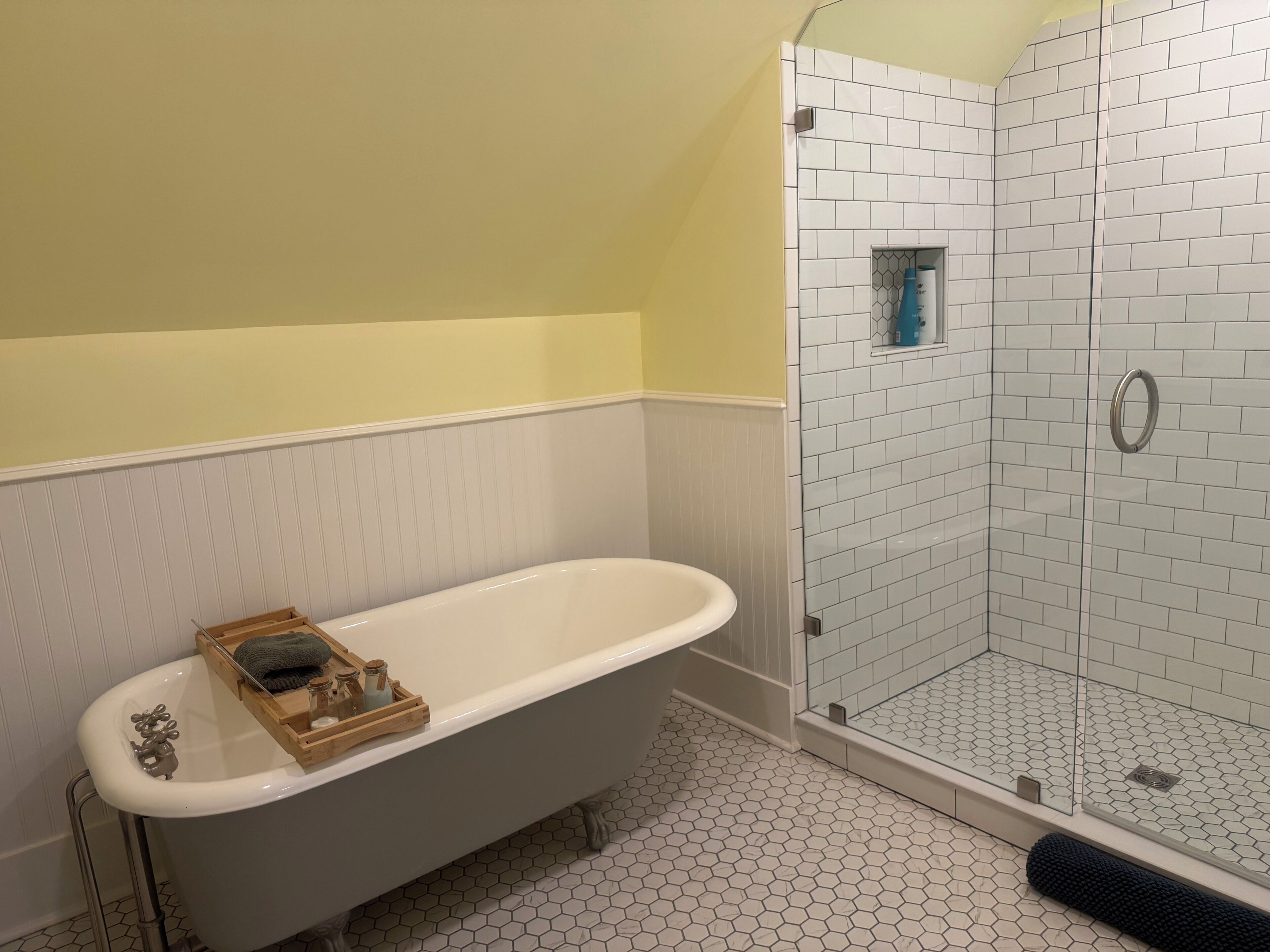 Haartrockner, Handtücher, Seife, Toilettenpapier