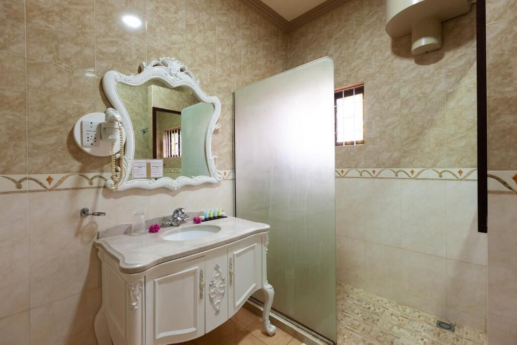  Superior Room | Bathroom | Shower, hair dryer, towels, soap
