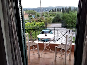 Comfort Apartment, Balcony, Courtyard View | Terrace/patio - Casa memories (Kalligoni)