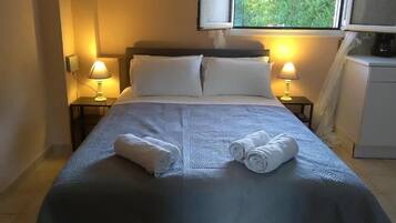 Comfort Studio, Patio, Courtyard View | Soundproofing, iron/ironing board, free WiFi