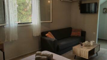 Comfort Studio, Patio, Courtyard View | Living area | Flat-screen TV