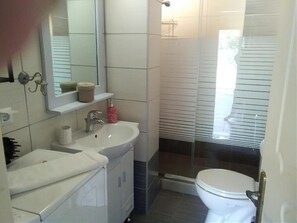 Comfort-Apartment, Balkon, Blick auf den Innenhof | Badezimmer