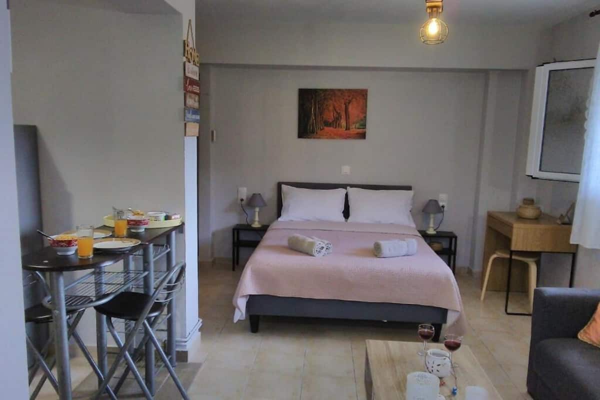 Comfort Studio, Patio, Courtyard View | Soundproofing, iron/ironing board, free WiFi