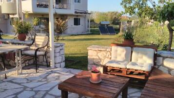 Estudio Confort, patio, vistas al patio | Restaurante al aire libre