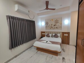 Deluxe Double Room, City View | Desk, soundproofing, iron/ironing board, free WiFi - The Itihas Business Hotel (Hyderabad)