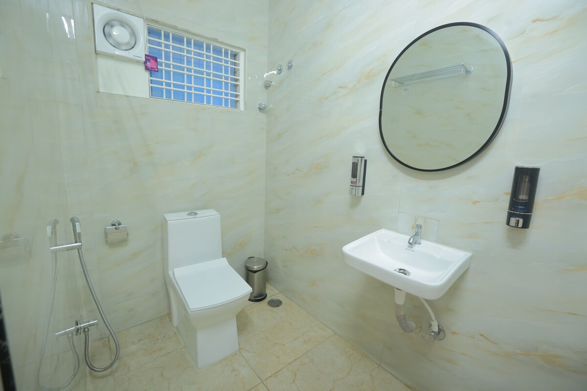 Deluxe Double Room, City View | Bathroom | Free toiletries, towels, soap, shampoo