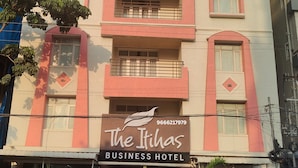 En byggnad med flera våningar, med en skylt som visar texten ”The Itihas Business Hotel”.