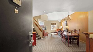 Ein Hotelzimmer mit Essbereich, einer Treppe und Blick nach draußen.