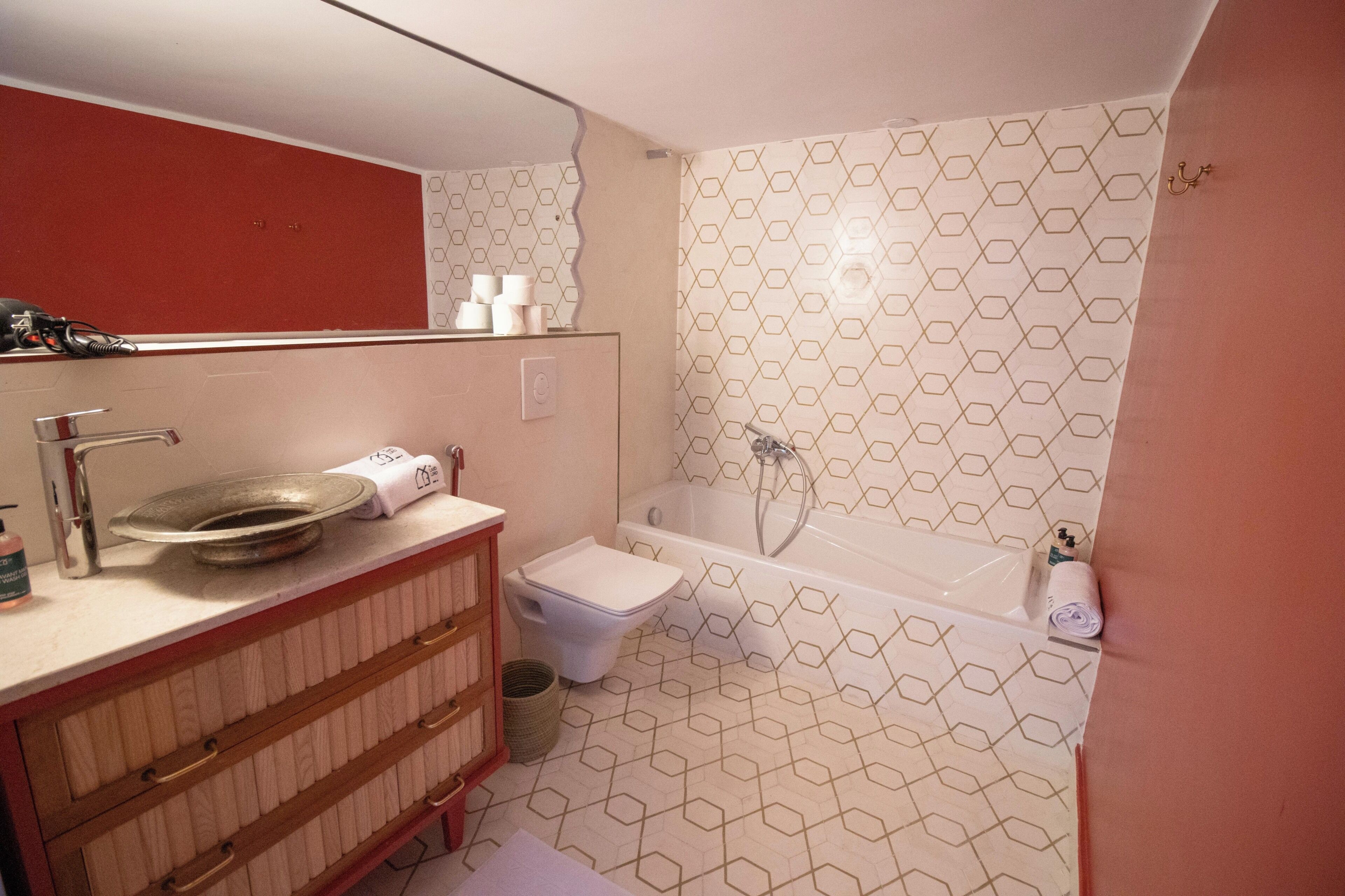 Un baño con lavamanos, inodoro y bañera.