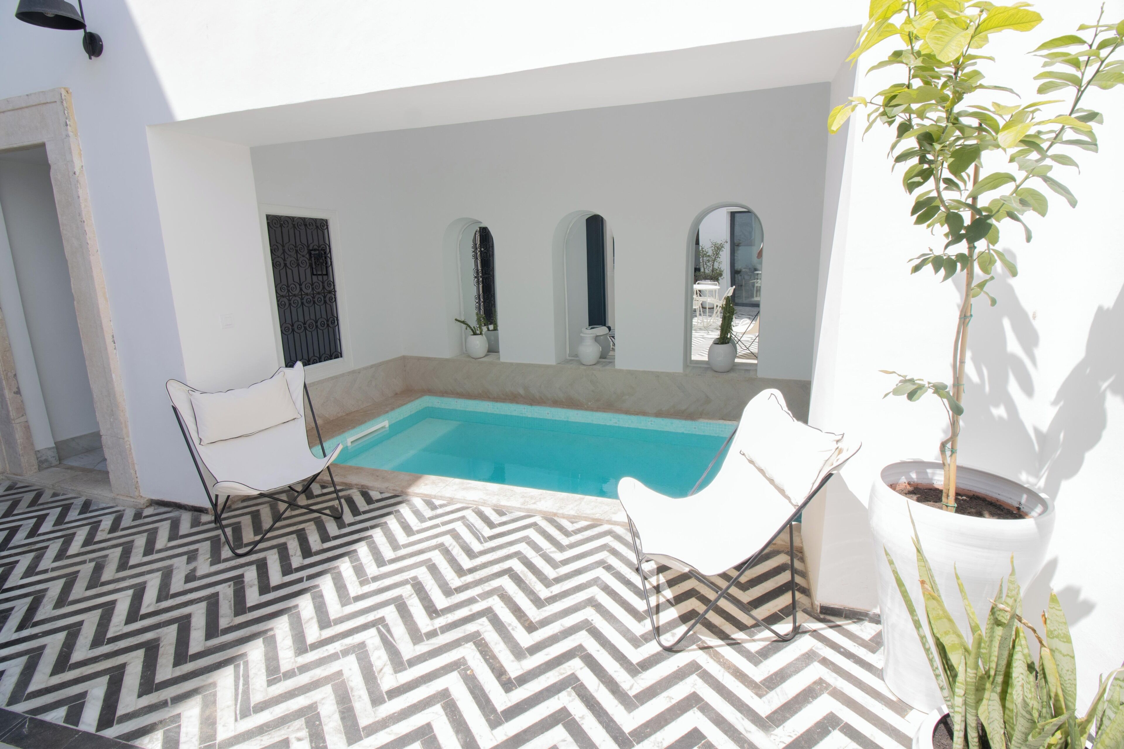 8 outdoor pools