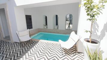 8 outdoor pools