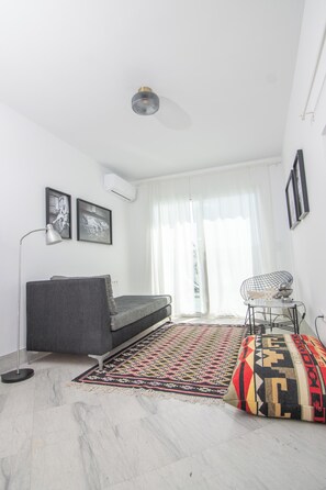 Habitación doble Confort, vista a la alberca | Área de sala de estar