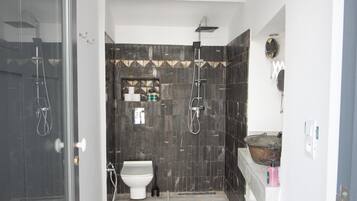 Kamar Double Deluks, pemandangan halaman | Kamar mandi | Perlengkapan mandi gratis, pengering rambut, handuk, dan sabun