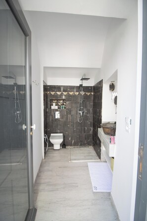 Habitación doble Deluxe, vista al patio | Baño | Amenidades de baño gratuitas, secadora de cabello, toallas, jabón 