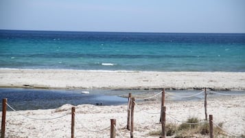 Una spiaggia nelle vicinanze