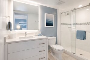 Deluxe-Studio | Badezimmer | Kostenlose Toilettenartikel, Haartrockner, Handtücher, Seife