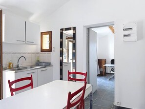 Fridge, coffee/tea maker, toaster - Cottage with air conditioning in quiet - 4 guests (La Cadière-d'Azur)