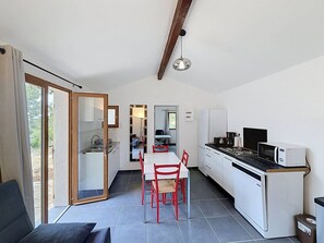 A compact kitchen with a dining area, a sink, and a refrigerator. - Cottage with air conditioning in quiet - 4 guests (La Cadière-d'Azur)
