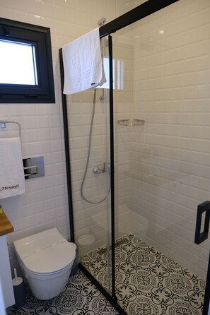 Shower, hair dryer, towels, soap - marrakesh alacati otel (cesme izmir)