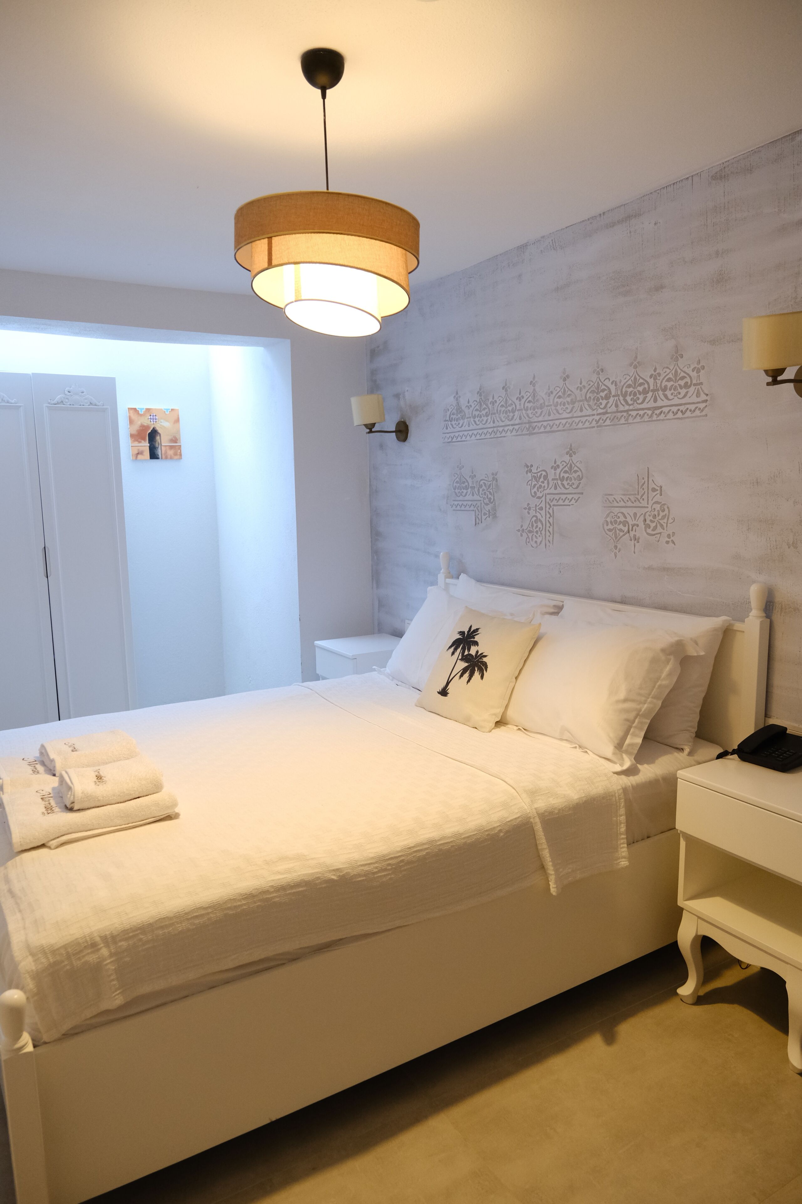Quarto casal econômico | Espaço de trabalho para notebook, Wi-Fi de cortesia