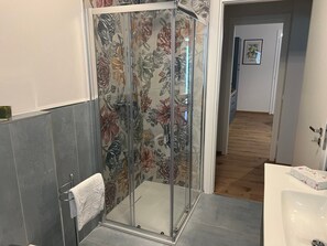Douche, sèche-cheveux, serviettes fournies