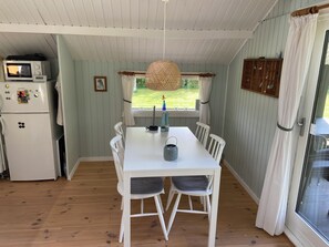 Dining - Hyggeligt sommerhus med stor privat have og 800 meter til stranden. (Sydals)