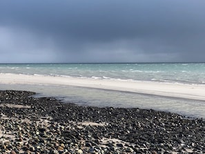 Beach - Hyggeligt sommerhus med stor privat have og 800 meter til stranden. (Sydals)