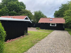 Exterior - Hyggeligt sommerhus med stor privat have og 800 meter til stranden. (Sydals)