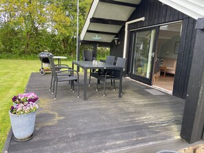 Outdoor dining - Hyggeligt sommerhus med stor privat have og 800 meter til stranden. (Sydals)