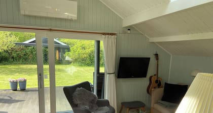 Hyggeligt sommerhus med stor privat have og 800 meter til stranden.