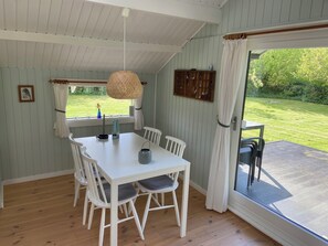 Dining - Hyggeligt sommerhus med stor privat have og 800 meter til stranden. (Sydals)