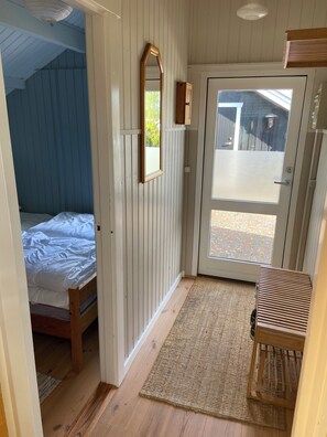 Room - Hyggeligt sommerhus med stor privat have og 800 meter til stranden. (Sydals)