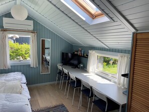 Room - Hyggeligt sommerhus med stor privat have og 800 meter til stranden. (Sydals)