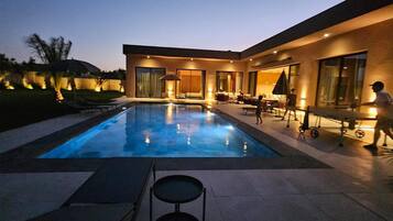 10 outdoor pools