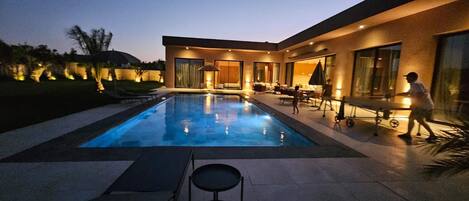 10 outdoor pools