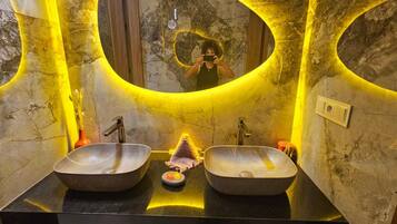 Luxury Villa, Pool View | Bathroom | Shower, free toiletries, hair dryer, towels