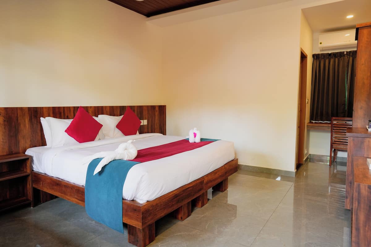 Una habitación de hotel con una cama de madera, un escritorio y una silla.
