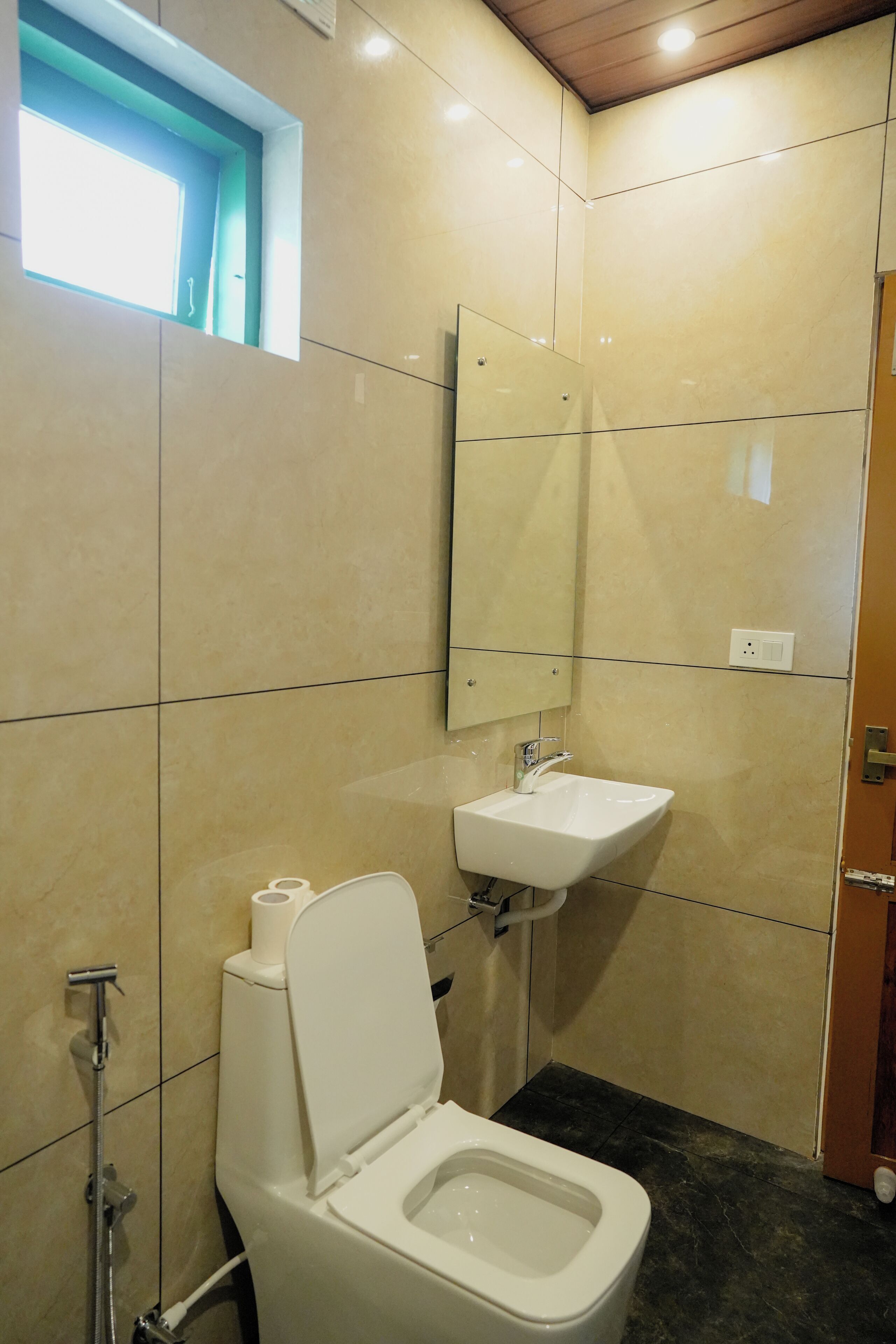 Quarto standard | Banheiro | Chuveiro, toalhas de banho, sabonete, shampoo