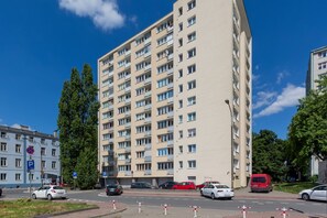 Exterior - Modern Apartment with a Desk | Air Conditioning | Downtown (Warszawa)
