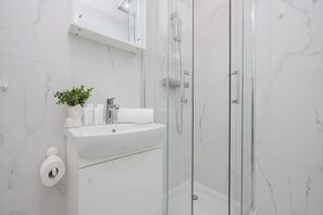 Shower, hair dryer, towels, shampoo - Modern Apartment with a Desk | Air Conditioning | Downtown (Warszawa)