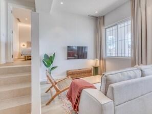 Free WiFi, bed sheets - Modern apartment, port view - 2 guests (Estepona)