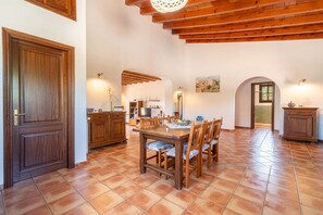 A spacious kitchen with wooden cabinets, a dining table with chairs, and a tiled floor. - SON SERRA DE DALT 6 people privat pool wifi Felanitx (Felanitx)
