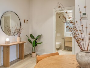 A modern bathroom with a toilet, a shower, and a mirror. - Modern apartment in Estepona marina (Estepona)