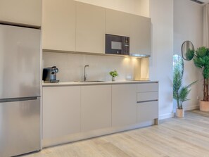 Fridge, microwave, coffee/tea maker, toaster - Modern studio near marina - guests (Estepona)
