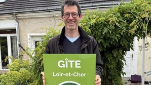 A person holding a sign with 'GÎTES DE FRANCE' and 'Loir-et-Cher' text. - Peaceful cottage, parking, pets allowed (Saint-Georges-sur-Cher)