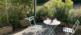 Peaceful cottage, parking, pets allowed